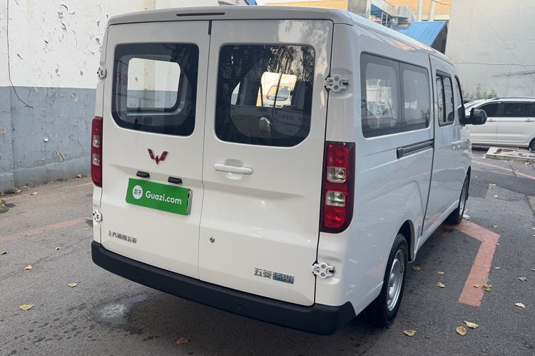 Used Wuling Yangguang 2024 300KM Comfort Version Passenger Van 75kW