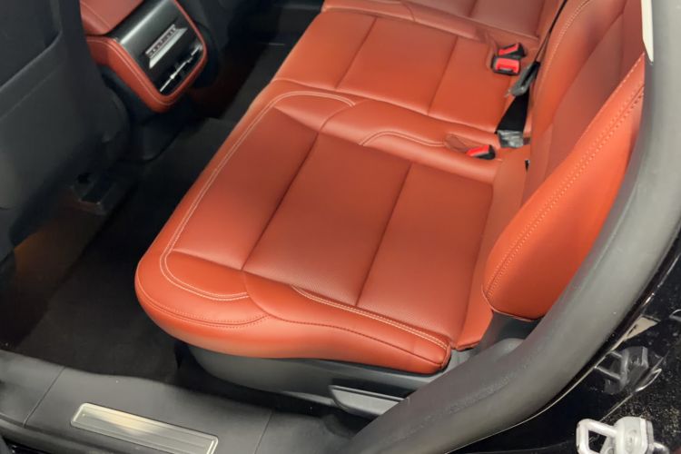 Used Lincoln Nautilus 2025 2.0T All-Wheel-Drive Luxury Hybrid Edition Interior 8