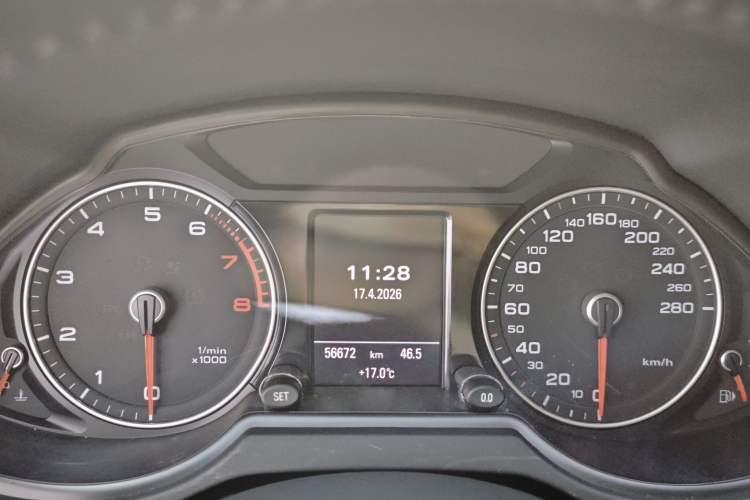 Used Audi Q5 2016 40 TFSI Comfort Model Odometer Close Up