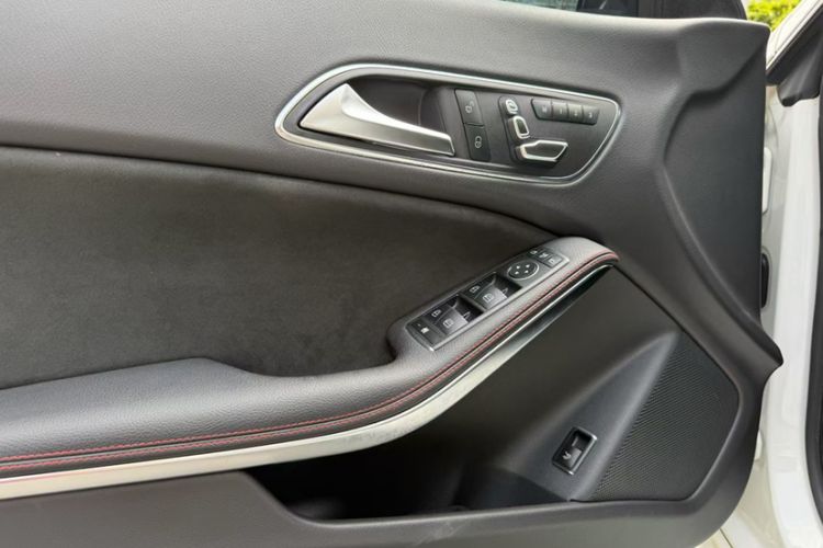 Used Mercedes-Benz CLA 2018 CLA 220 4MATIC Interior 2