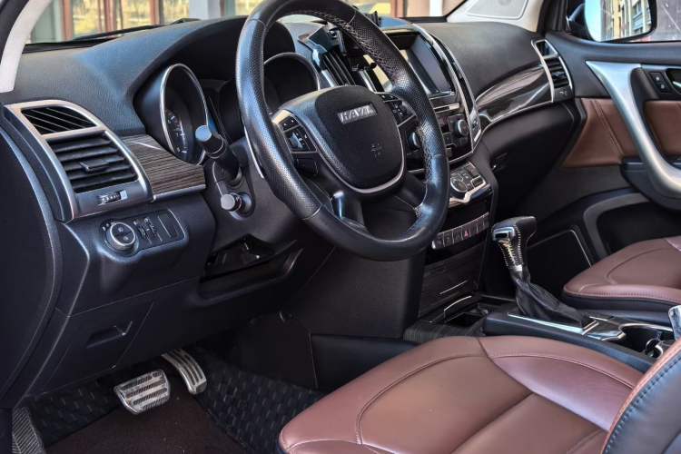 Used Haval H9 2016 2.0T Four-Wheel Drive Elite Version 5 Seats Interior 2