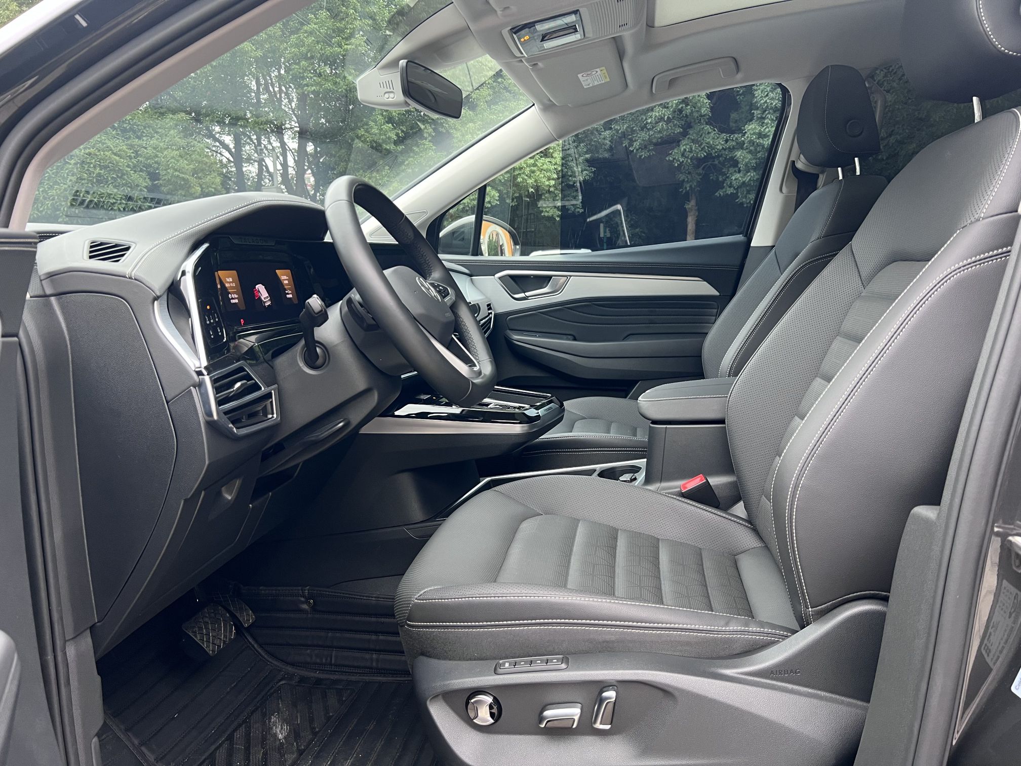 Переднее сиденье в автомобиле