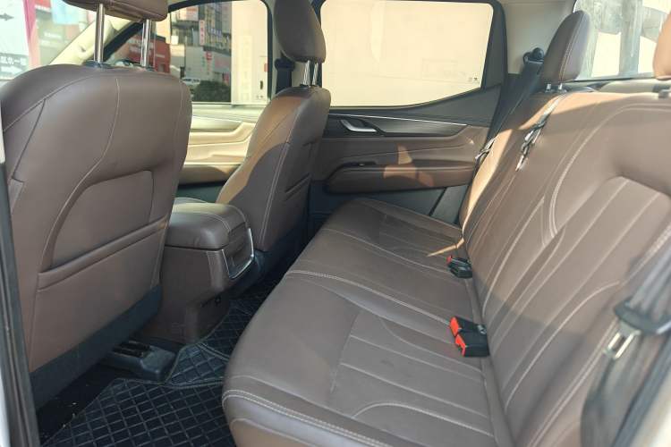 Used Dongfeng Ruichi 7 2022 2.3T Manual 4x4 Diesel Standard Version with Long Cargo Bed and Flatbed M9T