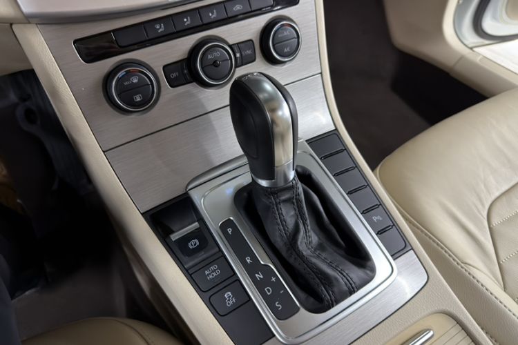 Used Volkswagen Magotan 2015 1.8TSI Advanced Model Interior 5