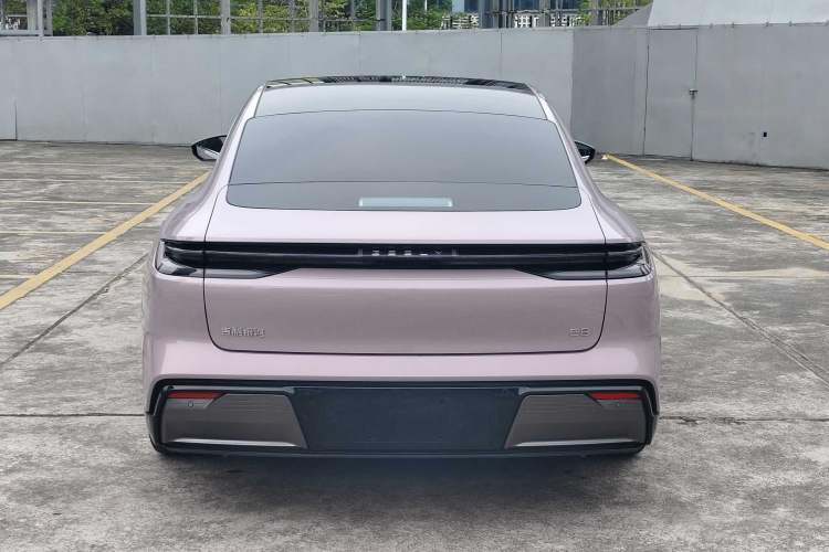 Used Geely Galaxy E8 2024 665 km Range Rear-Drive Starship Long-Range Version
