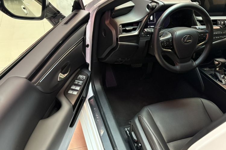 Used Lexus ES 2018 300h Premier Edition China VI Standard
