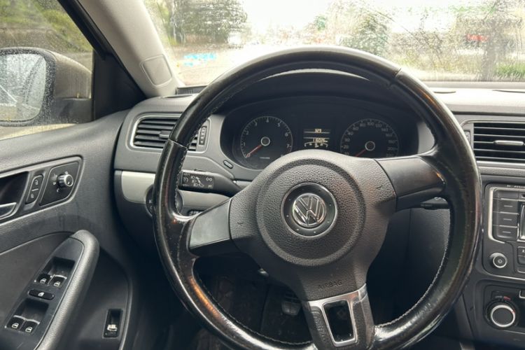 Used Volkswagen Sagitar 2014 1.6L Manual Comfort Model Interior 1