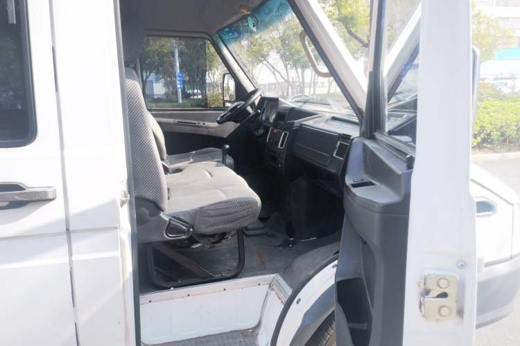 Used Iveco Daily 2020 2.5T A35 Passenger Van with Dual Tires Mid-Roof Design 5-9 Seater China V Emission Standard