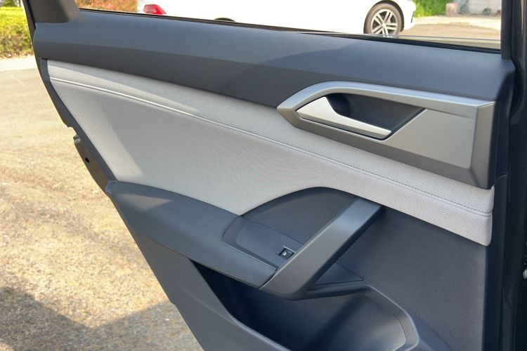 Used Volkswagen Tharu 2024 300TSI Two-Wheel-Drive Crescent Edition Interior 7