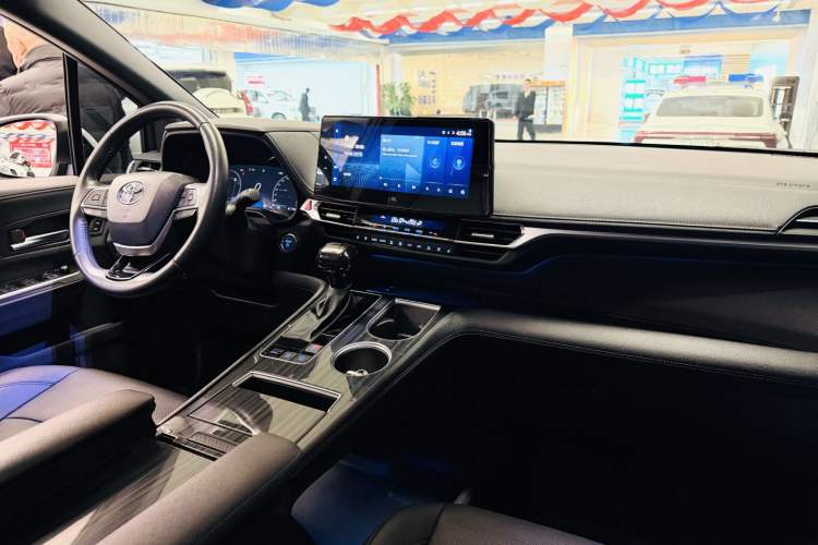 Used Toyota Sienna 2021 2.5L Hybrid Platinum Edition