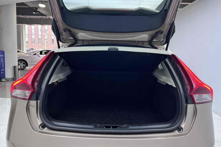 Used Volvo V40 2013 2.0T Zhiya Edition

