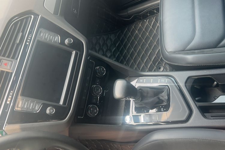 Used Volkswagen Tiguan L 2018 330TSI Automatic Two-Wheel Drive Comfort Edition Interior 2