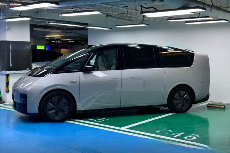 Used Li Auto MEGA 2024 Ultra Model
