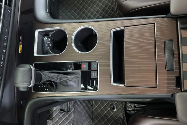 Used Toyota Granvia 2024 2.5L Hybrid Prestige PLUS Four-Wheel Drive Version
