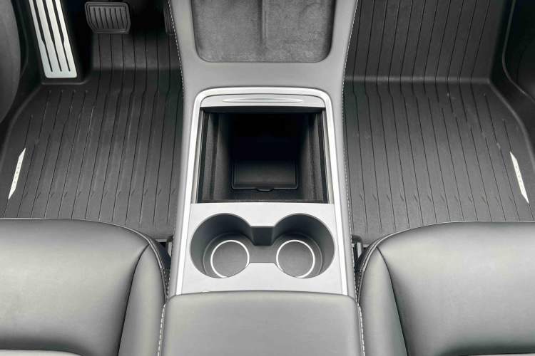 Used Tesla Model Y 2024 Long-Range All-Wheel-Drive Version
