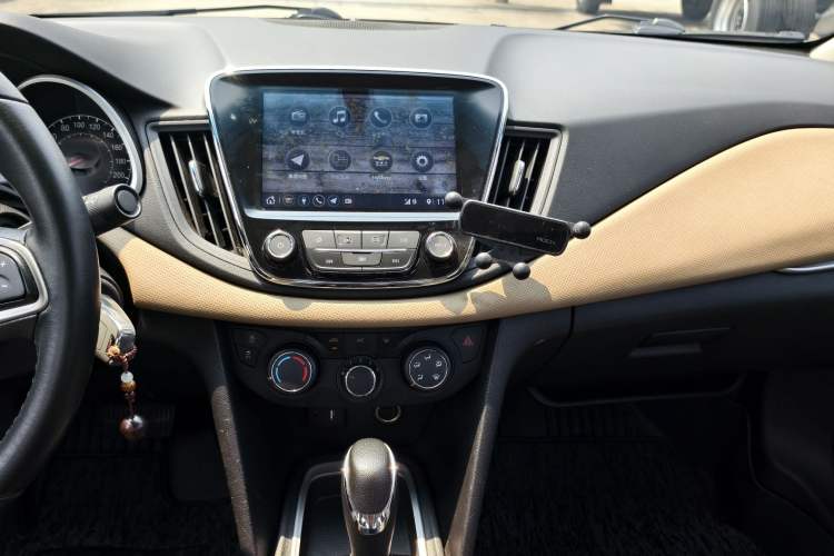 Used Chevrolet Monza 2020 320 Automatic Enjoyment Edition Audio And AC Panel