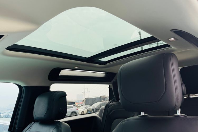 Used Land Rover Defender 2023 Facelift 90 3.0T P400 XS Interior 8