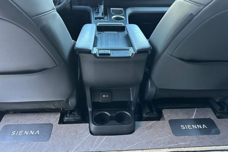 Used Toyota Sienna 2023 2.5L Hybrid Ultimate Edition