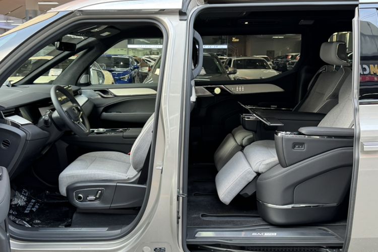 Used Volvo EM90 2025 Ultra Six-Seater
