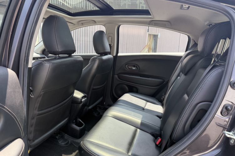 Used Honda Vezel 2020 1.5L CVT Elite Edition Interior 6