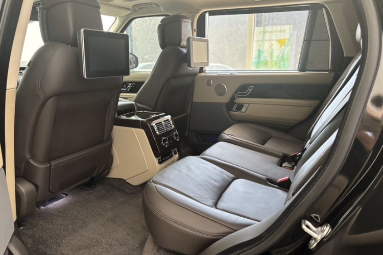 Used Land Rover Range 2022 3.0 L6 400 PS Classic Extended Version Interior 8