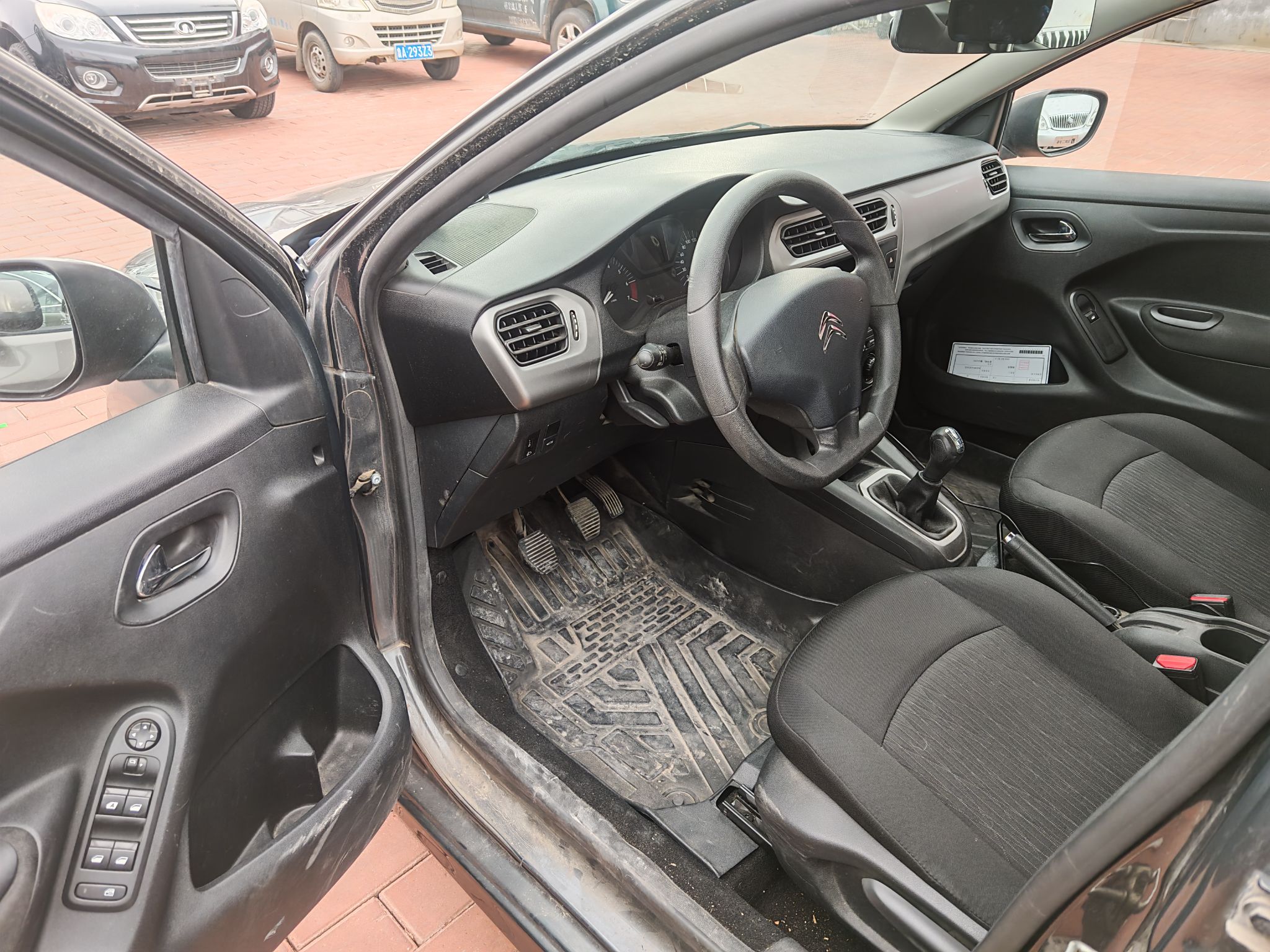 Переднее сиденье в автомобиле