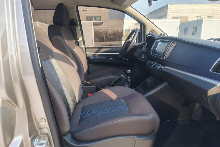 Used FORTHING Lingzhi 2023 M5L 1.6L Comfort 9-Seater
