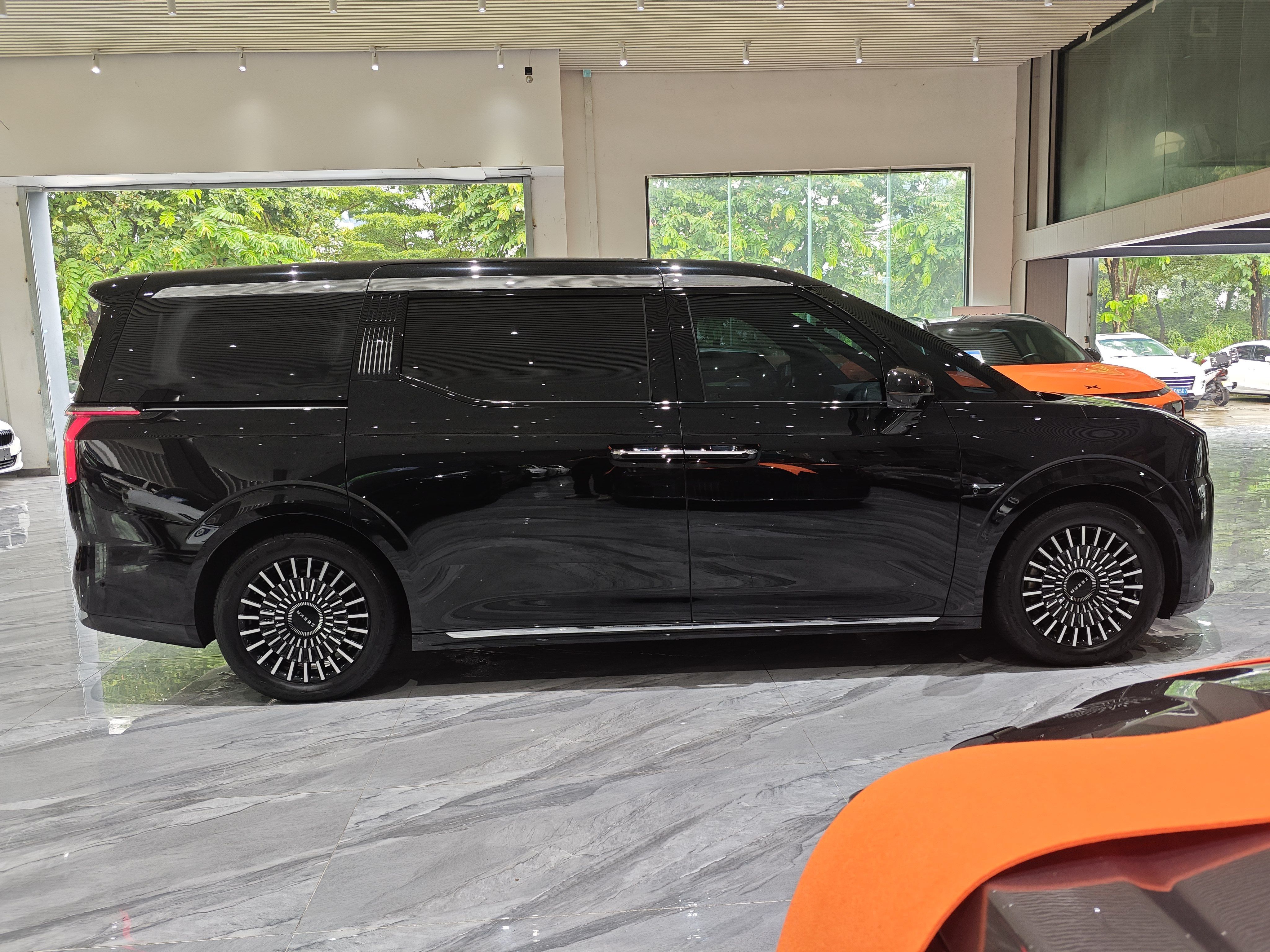 Zeekr 009 2024 Six-Seat Executive Version 4WD 108 kWh — снимка 17