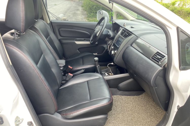 Used Venucia R50X 2015 1.6L Manual Luxury Edition Interior 6