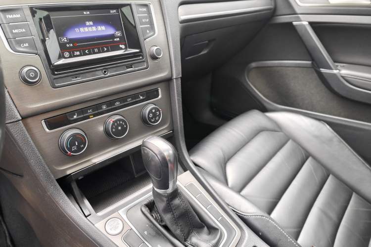 Used Volkswagen Golf 2015 1.4TSI Automatic Luxury Model Interior 7