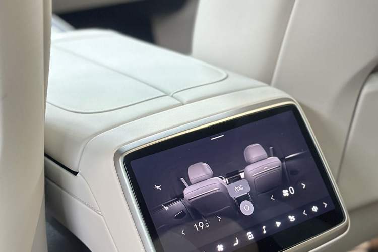 Used ONVO Luxeed L90 2025 Model—Max Six-Seater Version
