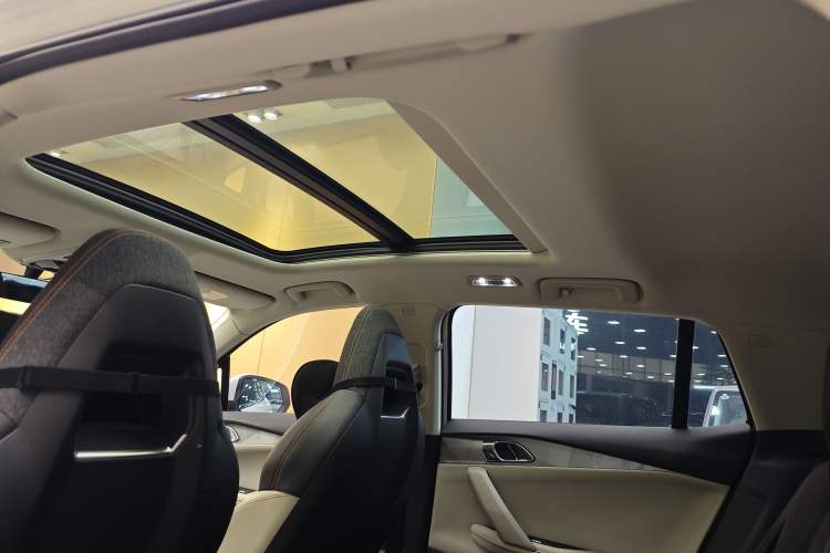 Used Lynk & Co 06 EM-P 2022 PHEV 84 km Range Pro Version Headliner