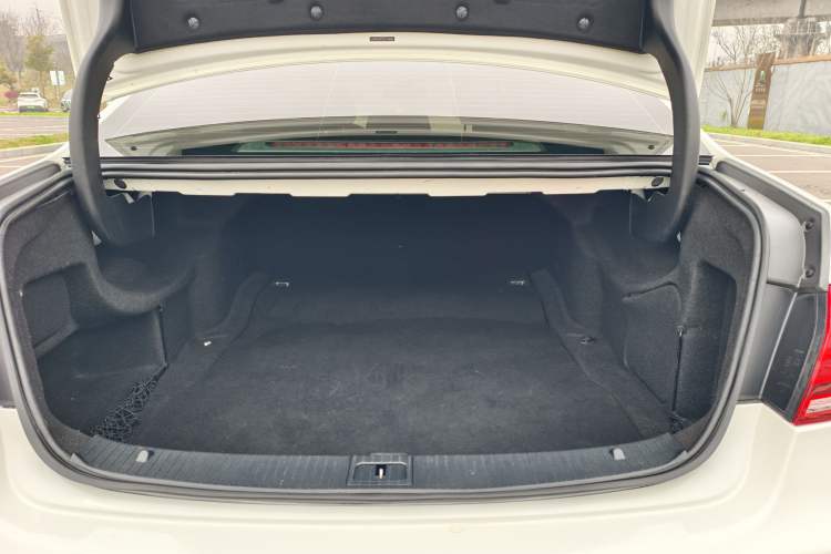 Used Mercedes-Benz E-Class 2015 Facelift E 200 L Sport Edition