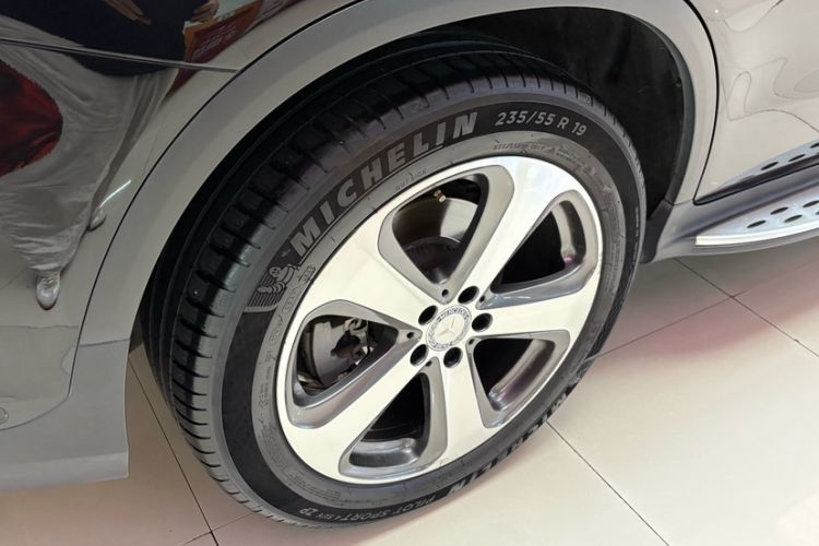 Used Mercedes-Benz GLC 2017 GLC 260 4MATIC Luxury Model Exterior 4