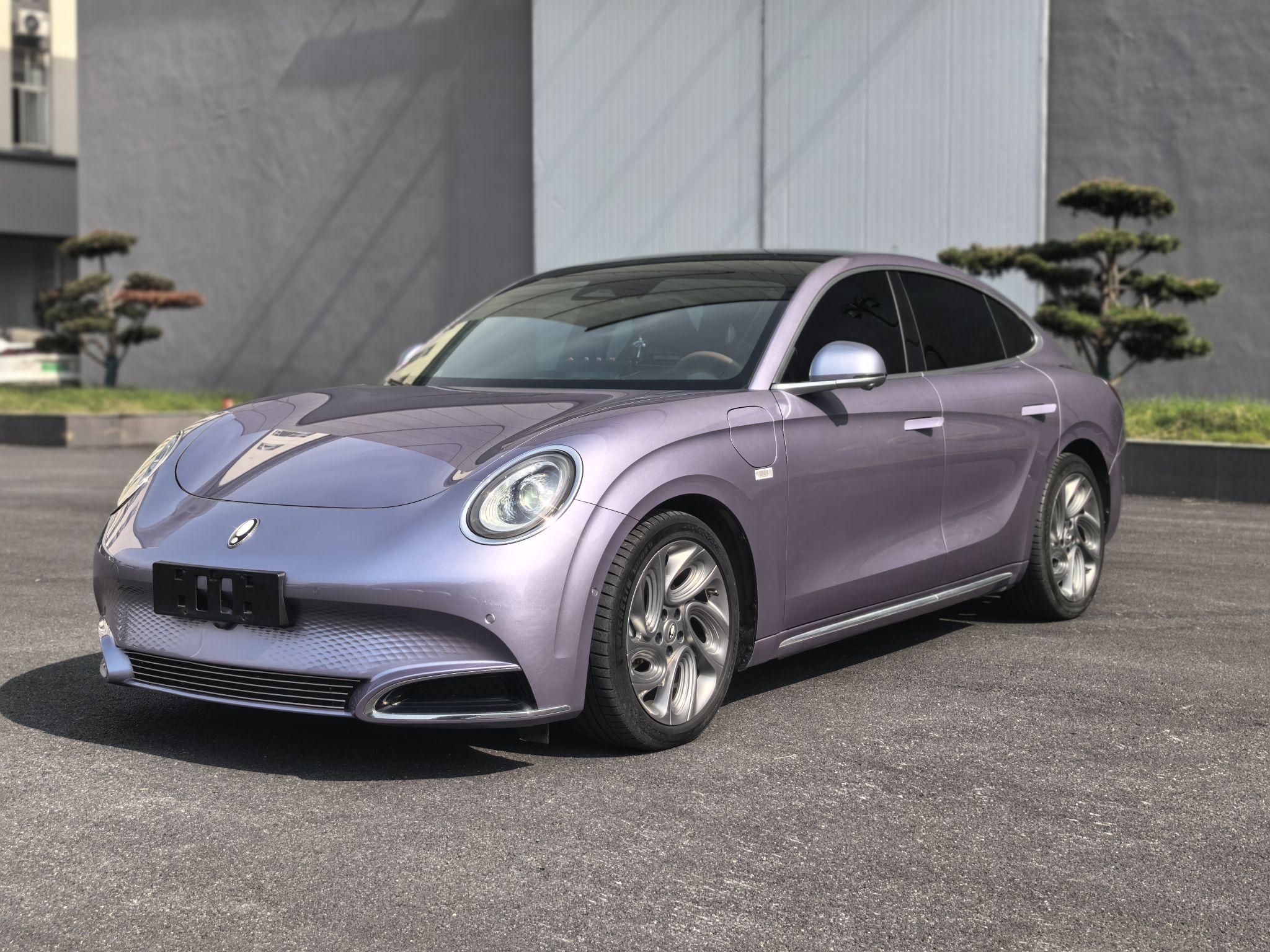 Под передней частью автомобиля