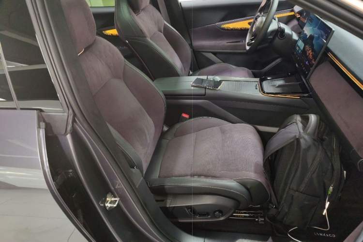 Used Lynk & Co 08 EM-P 2023 220 km Limited-Time Edition