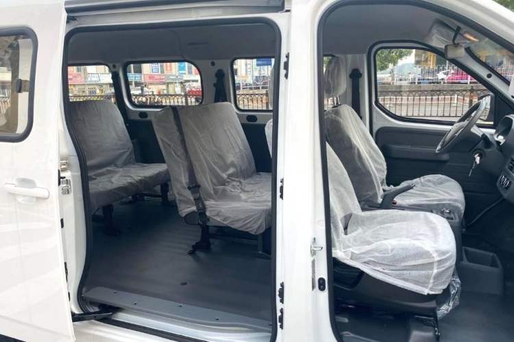 Used Wuling Yangguang 2024 300KM Comfort Version Passenger Van 75kW