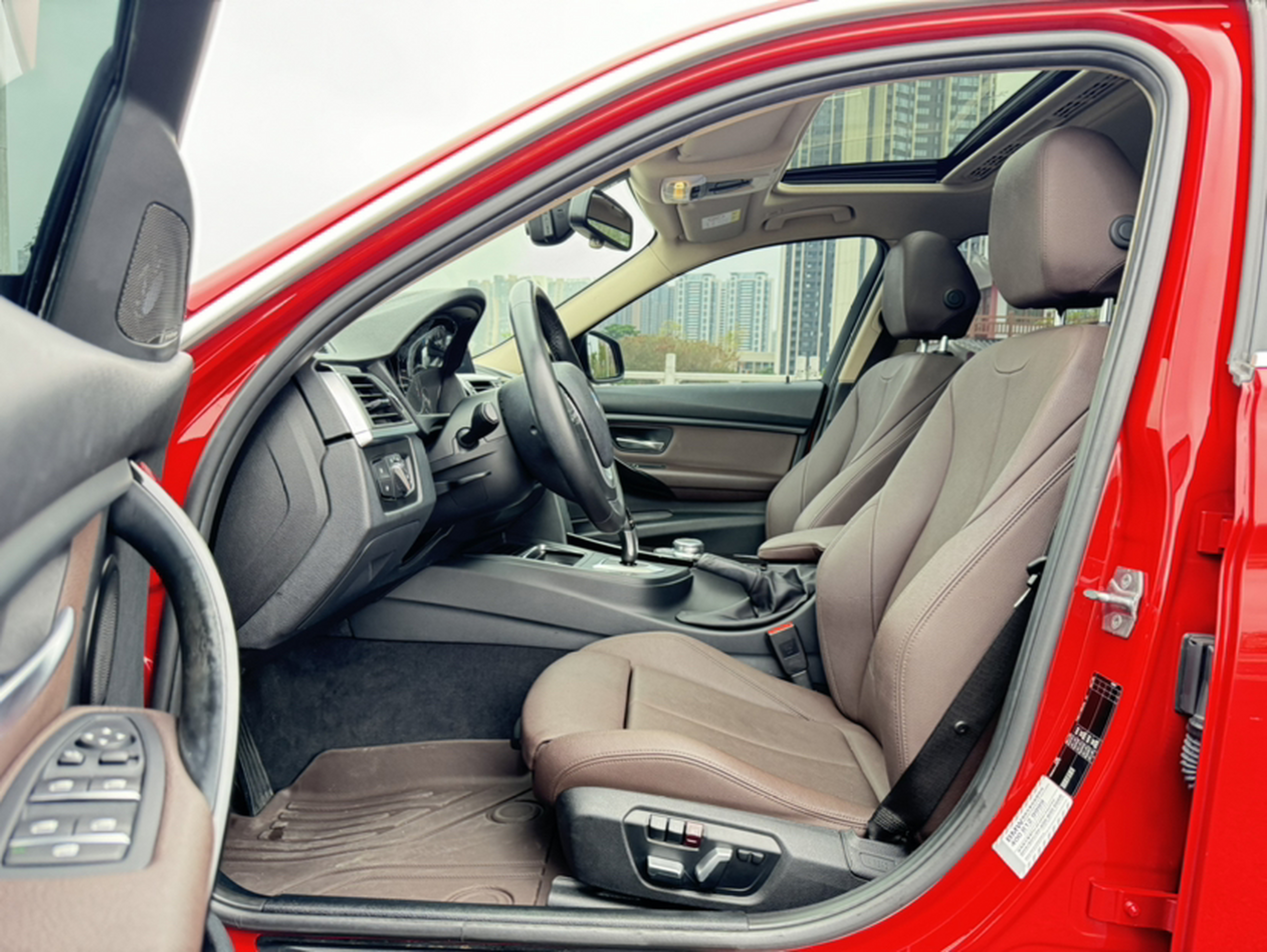 Переднее сиденье в автомобиле