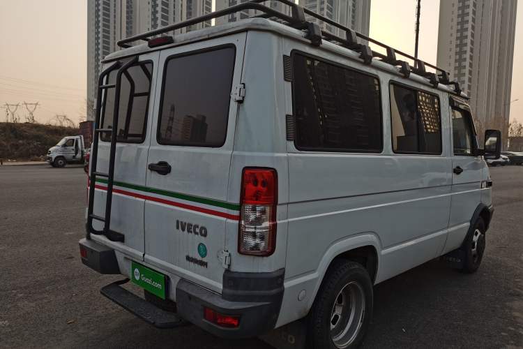 Used Iveco Daily 2021 2.5T A35 M1 Passenger Van 5-9 Seater Short Wheelbase Low Roof Dual Tires Manual Doors
