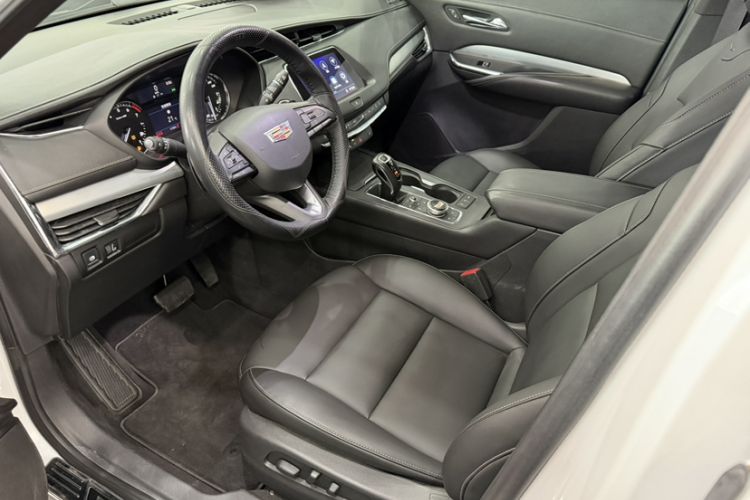 Used Cadillac XT4 2018 28T Two-Wheel Drive Leading Version Interior 3