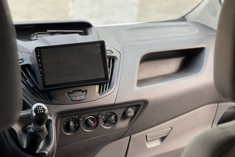 Used Ford Transit 2020 2.0T Diesel Multi-Function Commercial Vehicle Mid-Chassis Low-Roof Design with Dual Rear Doors Meeting China VI Emission Standards
