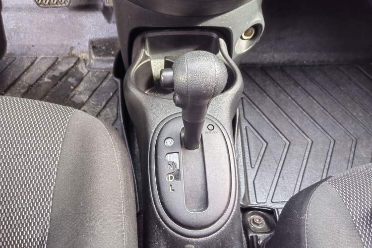 Used Nissan Sunny 2015 1.5XE CVT Master Edition Gear Lever
