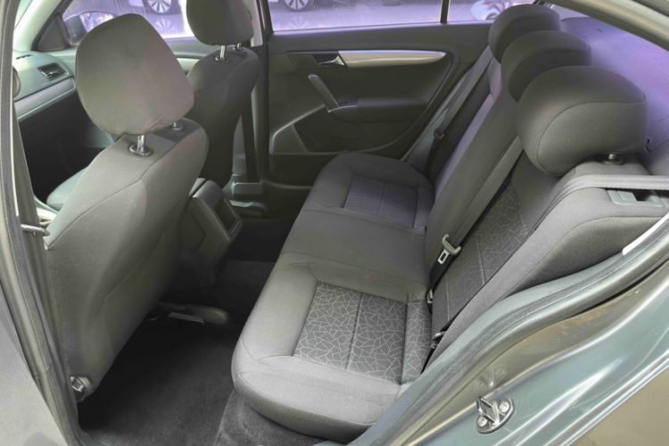 Used Volkswagen Lavida 2013 Revised Classic 1.6L Automatic Fashion Edition Interior 5