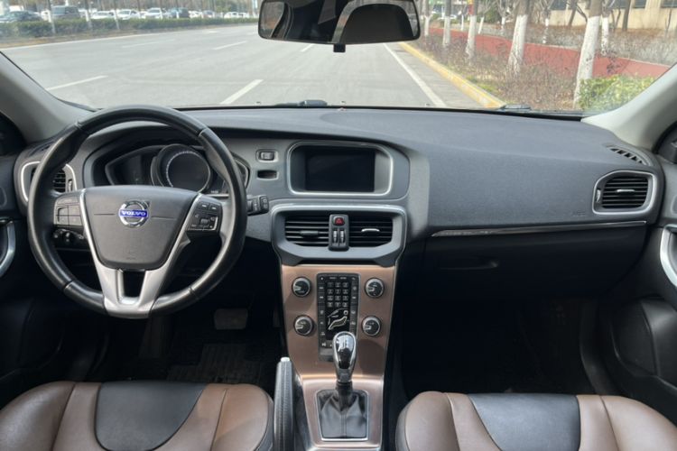 Used Volvo V40 2014 Cross Country T5 AWD Smart Luxury Edition