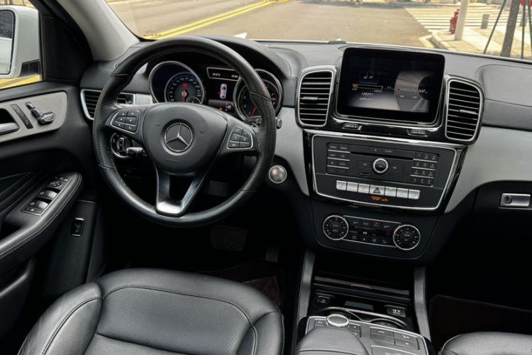 Used Mercedes-Benz GLE Coupe 2018 GLE 400 4MATIC Coupe SUV Interior 3