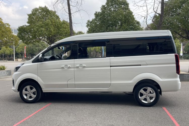 Used SRM Gold Hiace 2024 2.0L Travel Lion 9-Seater Central Air Conditioning
