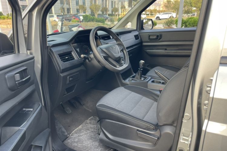 Used Wuling Hongguang PLUS 2019 1.5T Manual Standard Edition 5 Seats

