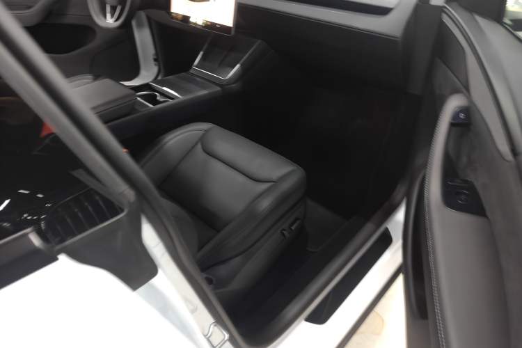 Used Tesla Model Y 2025 Long-Range All-Wheel-Drive Version