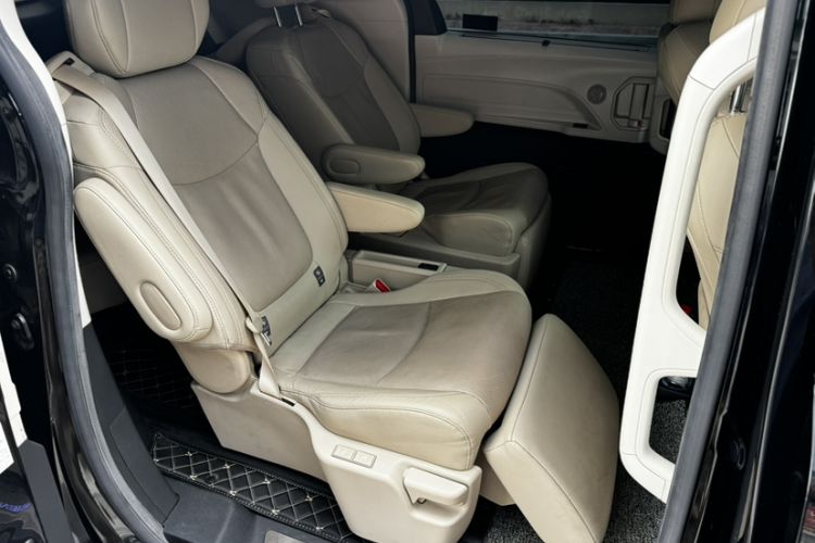 Used Toyota SIENNA 2021 2.5L Hybrid Premium Edition Interior 8