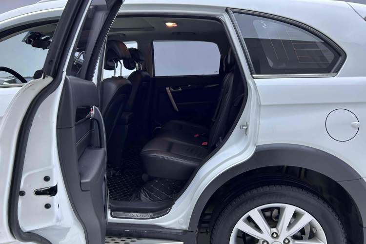 Used Chevrolet Captiva 2015 2.4L 4x4 Flagship Edition 7-Seater